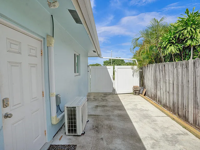 604 NE 25th Ave — Photo 33