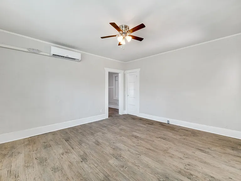 310 E Lambright St — Photo 5