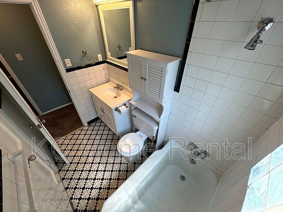 4th image of 4900 Rosewood Dr