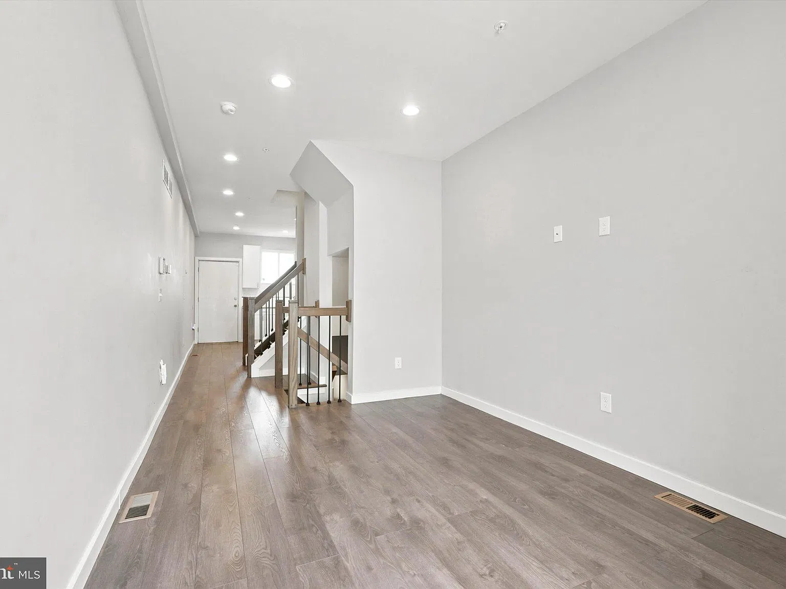 3 bed, 2.5 bath, 2000 sqft, $2,500 — Photo 2