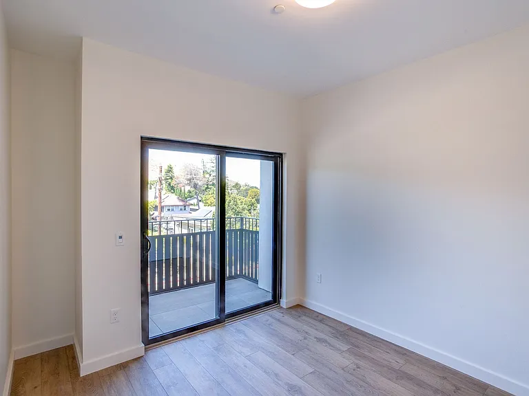 Newly Built Luxury Apartments in San Luis Obispo "Little Italy" — Photo 7