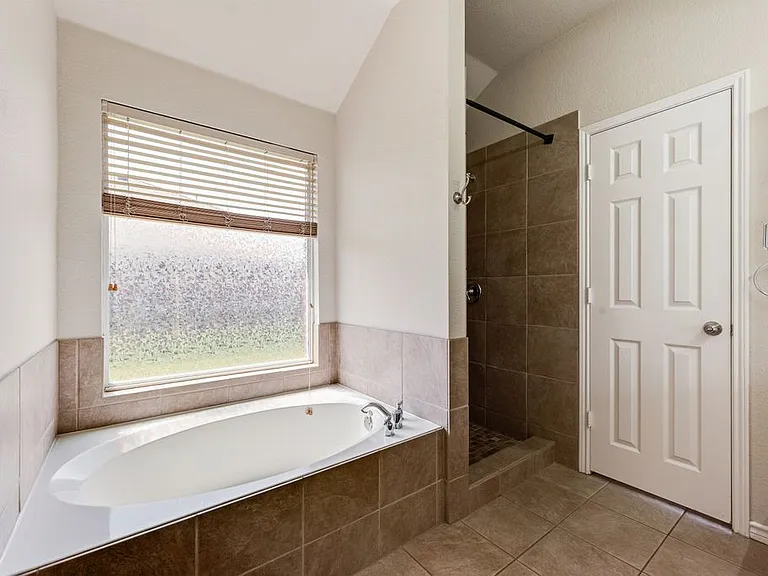 2200 Fieldcrest Dr — Photo 12