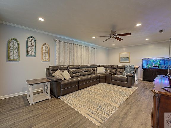 3rd image of 916 Mimosa Dr