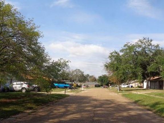 Exterior Neighborhood (street photo)