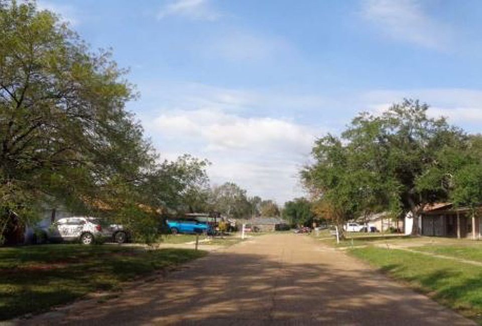 Exterior Neighborhood (street photo)