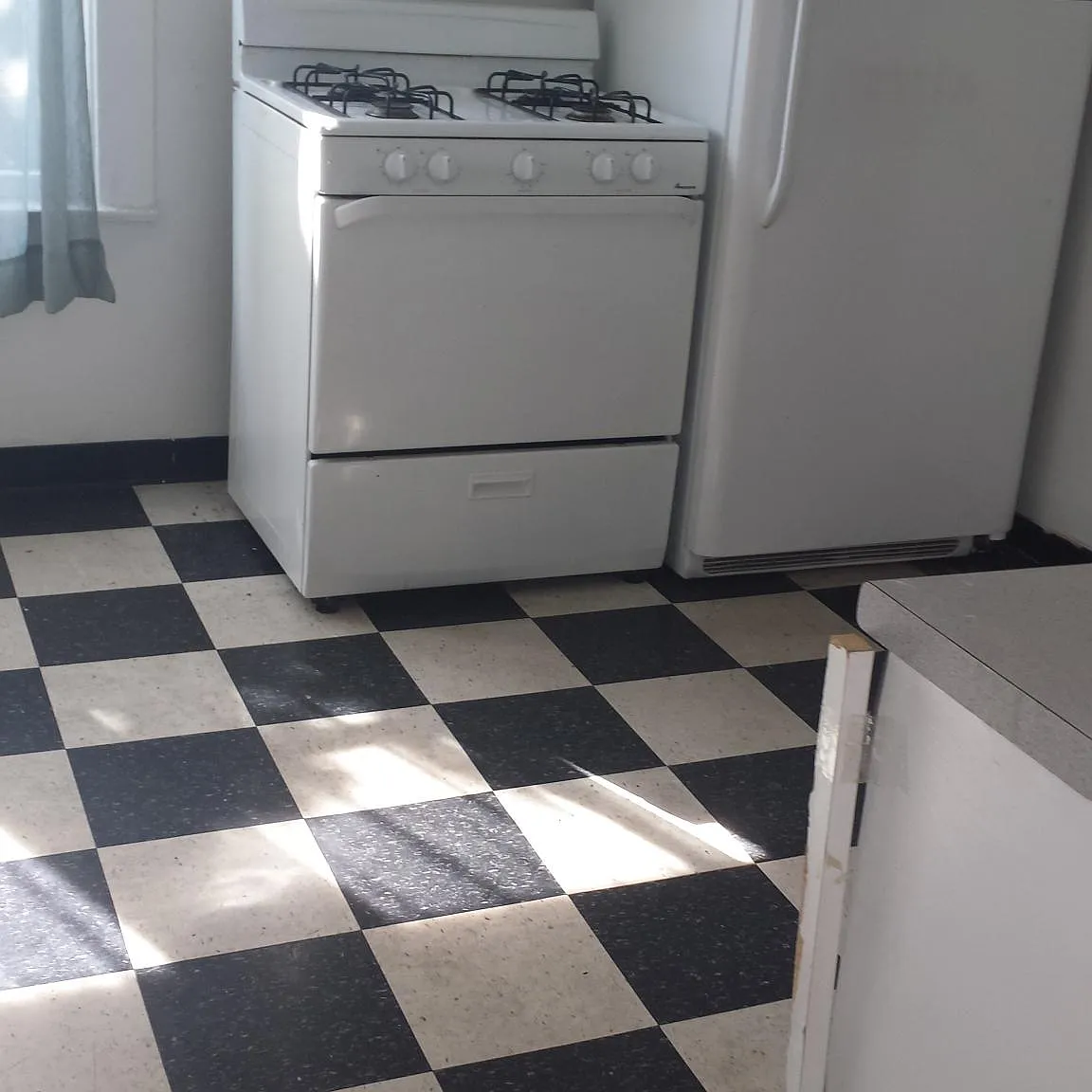 8 bed, $2,500 — Photo 1