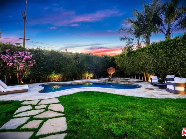 13089 Blairwood Dr, Studio City, CA 91604