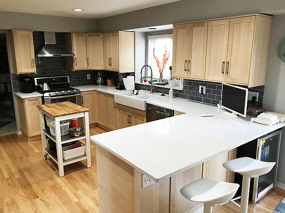 3rd image of 3018 Honeysuckle Dr