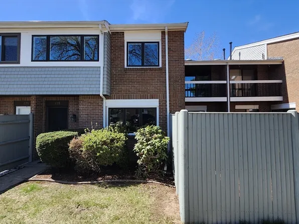 228 Greenbrook Dr Unit 228, Stoughton, MA 02072