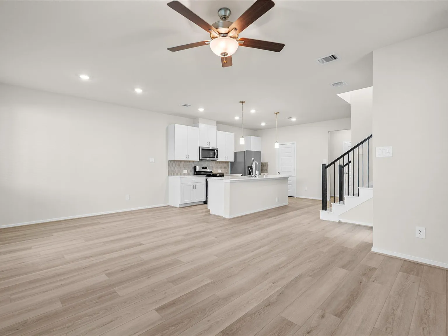 3 bed, 2.5 bath, 1853 sqft, $2,450 — Photo 3
