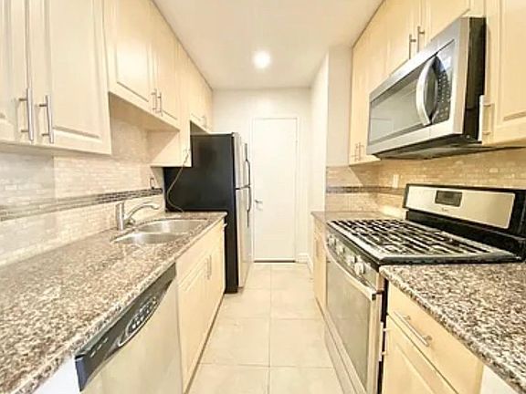 5th image of 8569 Burton Way APT 206