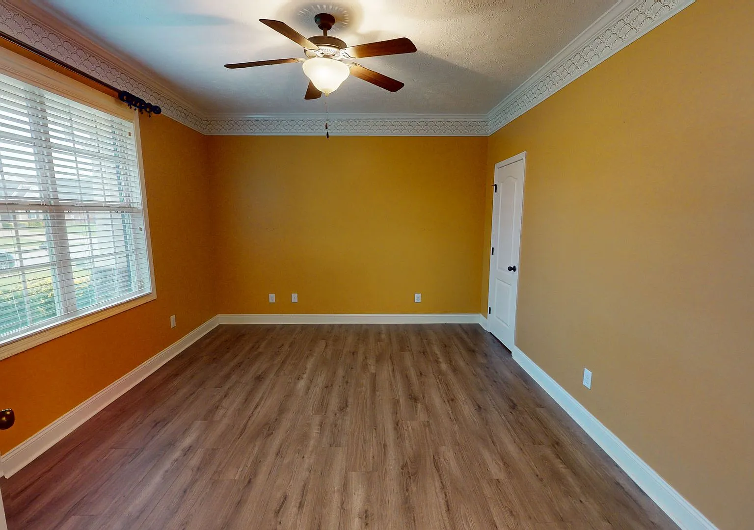 Spacious Updated 4 Bedroom in Established Community! — Photo 4