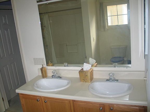 Master bathroom w/storage, bathtub