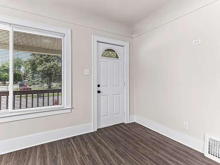 1473 Empire Ave — Photo 3