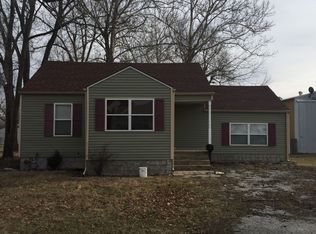408 N Pine St, Taylorville, IL 62568