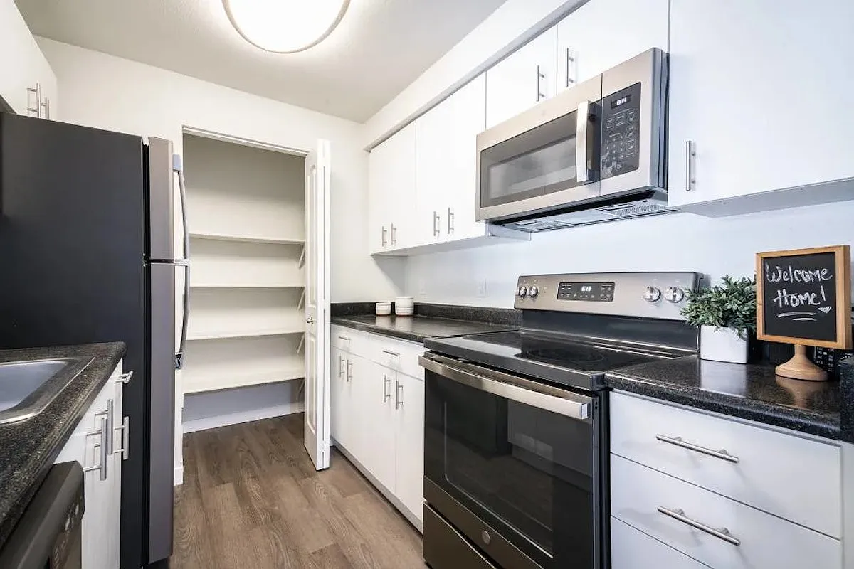 Edgewater Apartments — Photo 1