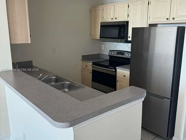 2665 SW 37th Ave #611 — Photo 7