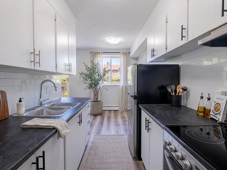 17 Cloverdale Ave #3 — Photo 4