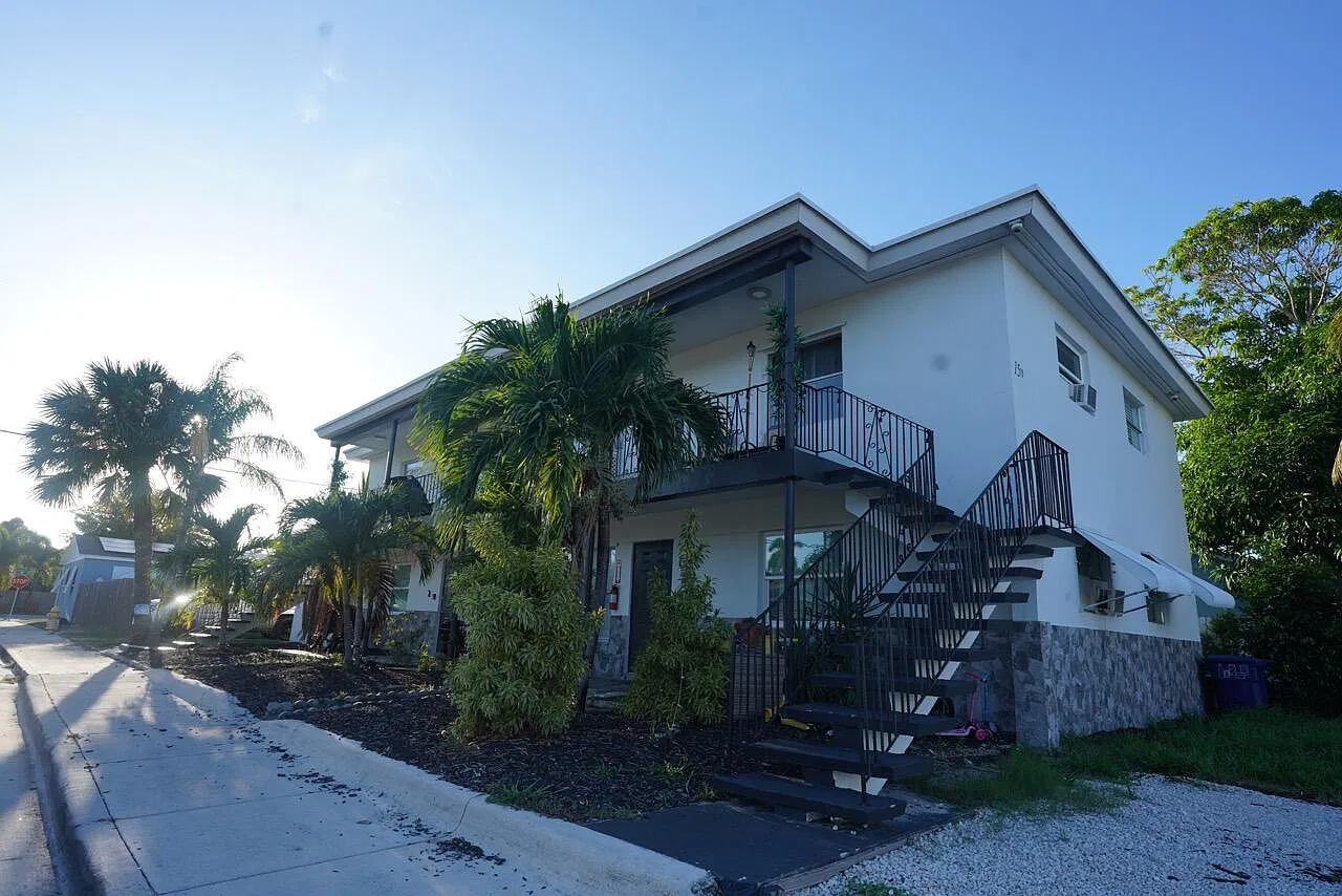 2 bed, 1.0 bath, 998 sqft, $2,300 — Photo 1