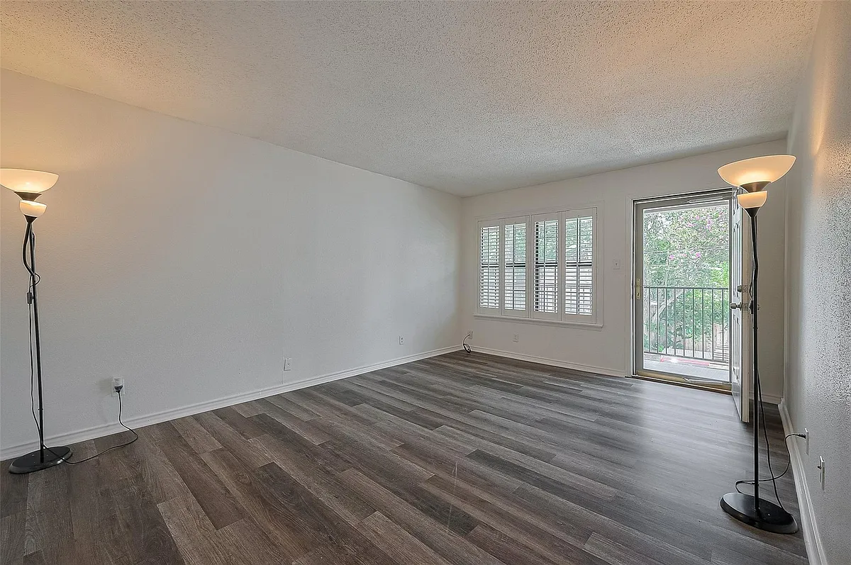 Building Photo - 606 Marshall St #35