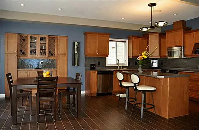 4 bed, 2.5 bath, 2600 sqft, $900 — Photo 3