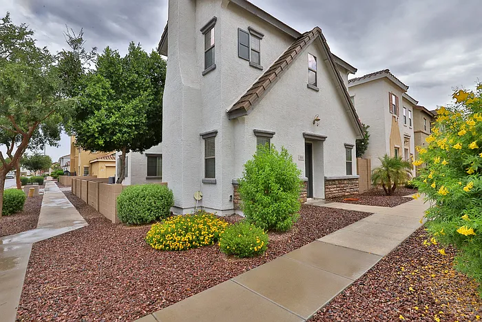 4 bed, 2.5 bath, 1913 sqft, $2,150 — Photo 1
