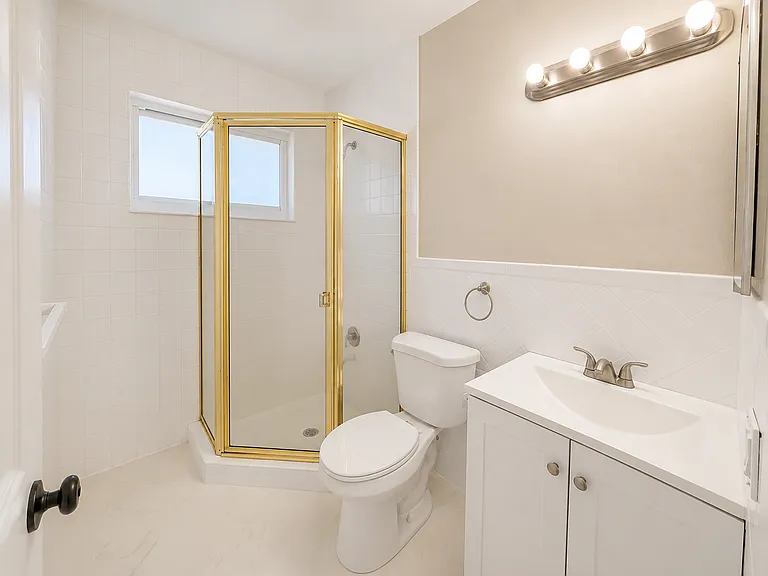 Upstairs Owner's Suite Full Bath
