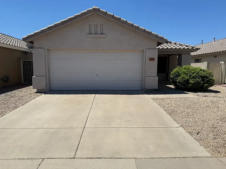 3235 E Hononegh Dr — Photo 1