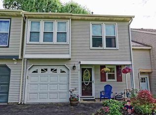 8 Carriage Rd, Clifton Park, NY 12065
