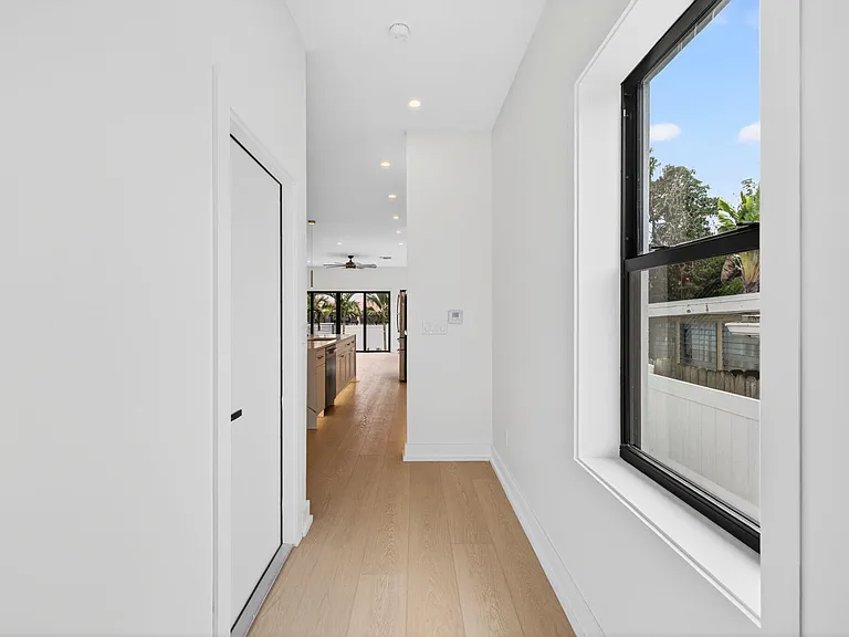 507 SW 11th St — Photo 7
