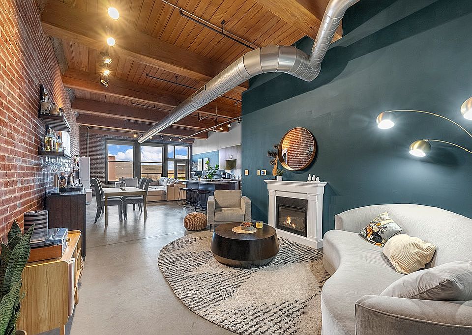 Lounge area, beamed ceiling