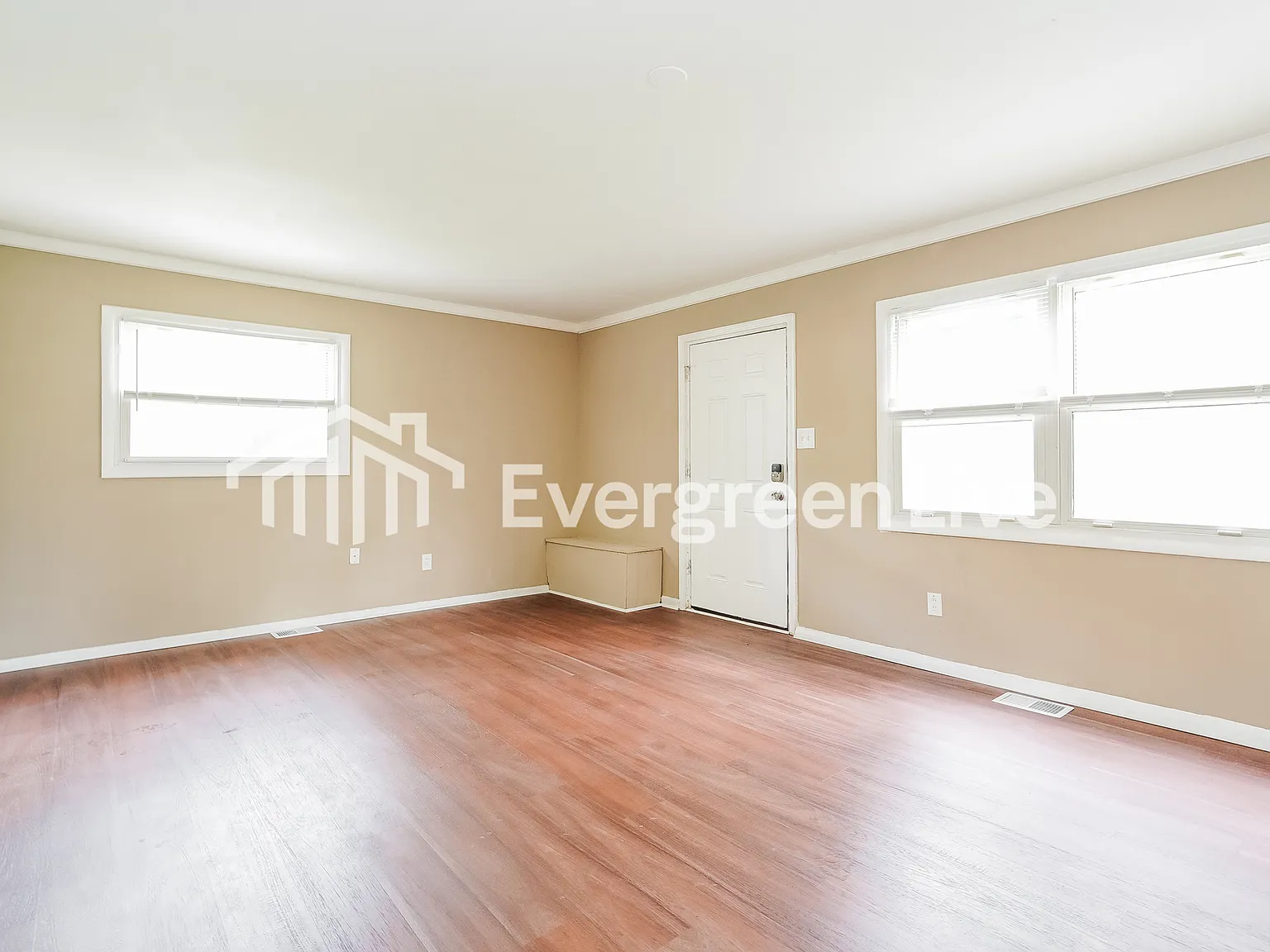 3 bed, 1.0 bath, 1054 sqft, $1,545 — Photo 2