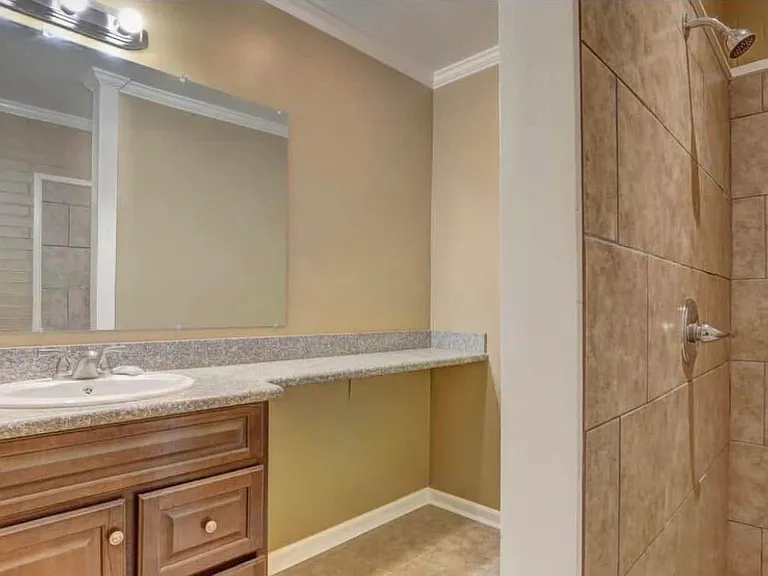 1011 Lamar St #B — Photo 5