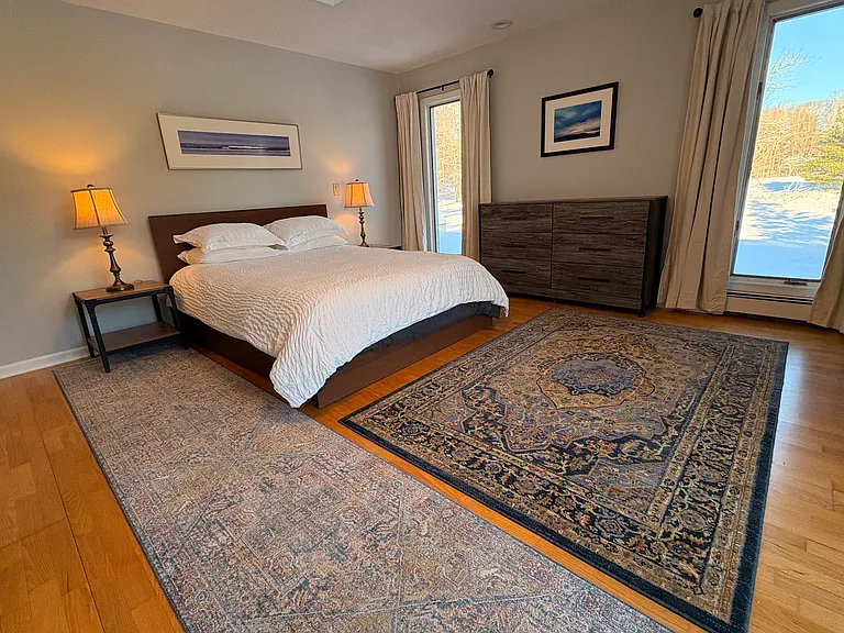 3 floor-to-ceiling windows in the bedroom look out to peaceful, wide open spaces.