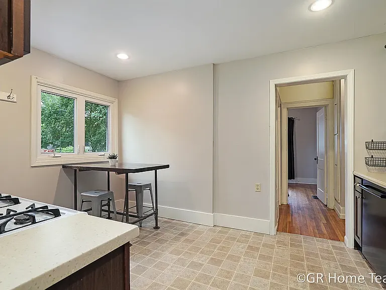910 Calvin Ave SE — Photo 18