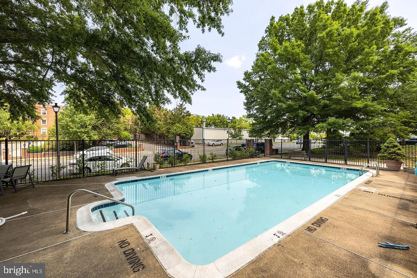 600 Bashford Ln — Photo 2