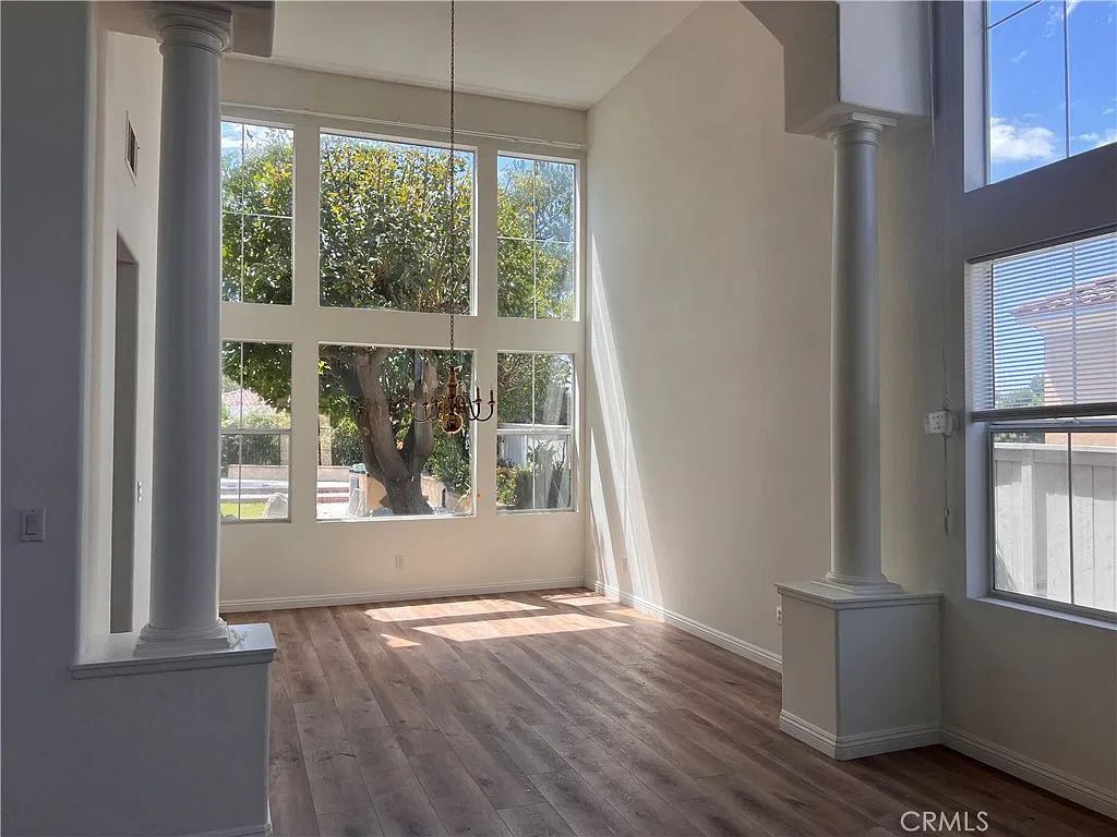 5 bed, 4.5 bath, 4075 sqft, $5,800 — Photo 2