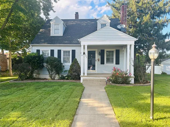 121 E Maple St, Nashville, IL 62263