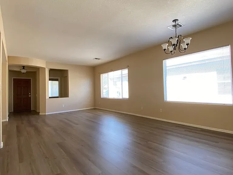 517 S 115th Dr — Photo 6