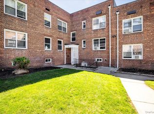 4 Edwards St APT 2F, Roslyn Heights, NY 11577