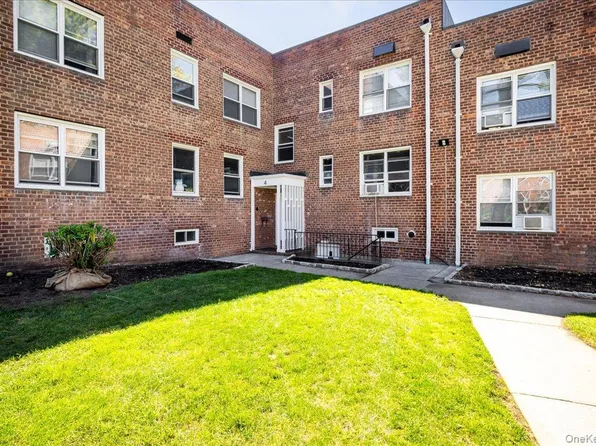 4 Edwards #2F, Roslyn Heights, NY 11577