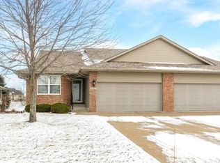 5407 Red Fox Rd, Bettendorf, IA 52722