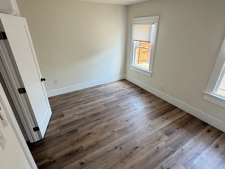 422 E Walnut St — Photo 6