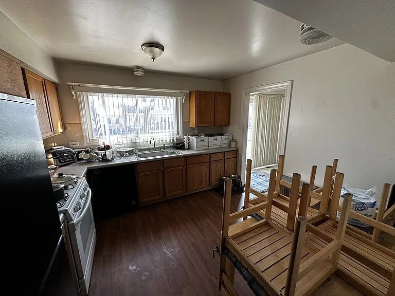 2199 London Dr — Photo 2