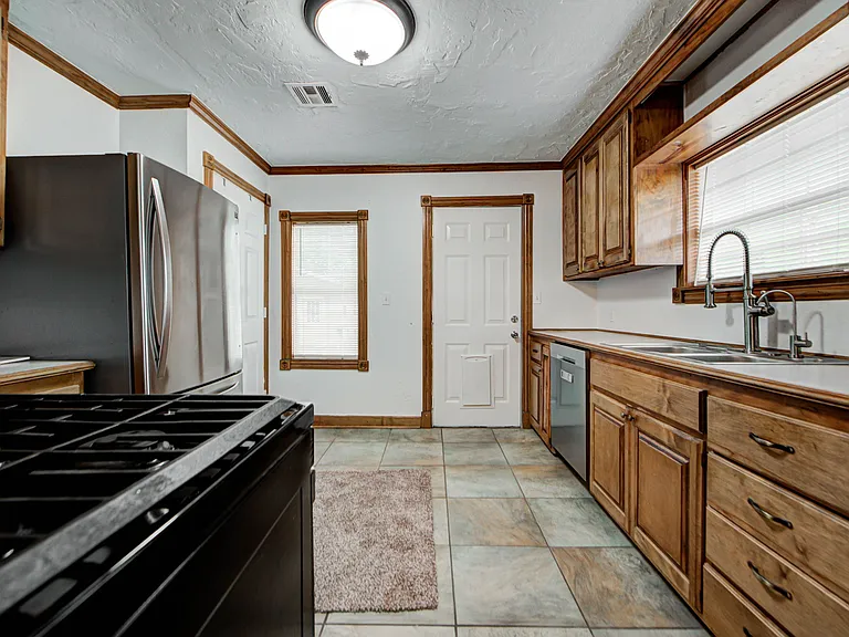 418 N Flood Ave — Photo 5