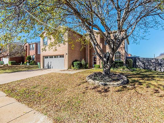 3rd image of 909 Medina Dr