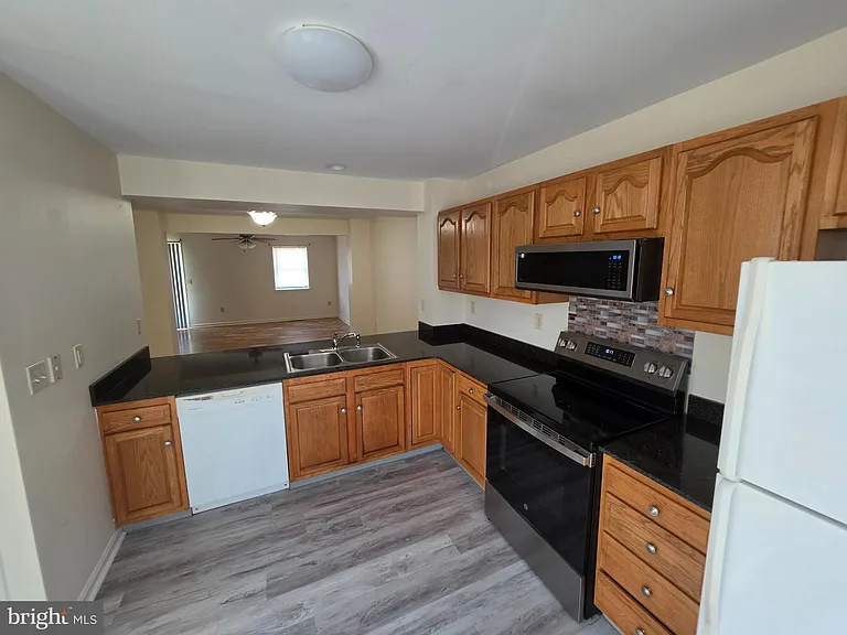 218 E North St — Photo 6