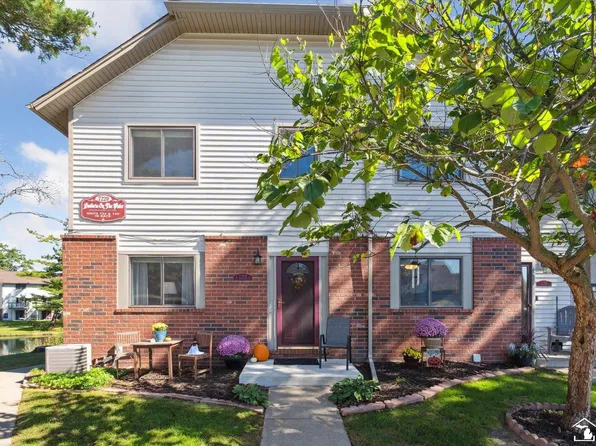 7220 Blue Water Dr Unit 135, Clarkston, MI 48348