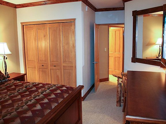 Guest BR  New king size bed & mattress * 42" LCD TV * private bath