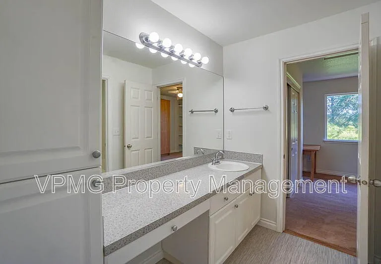 552 E 5th St — Photo 35